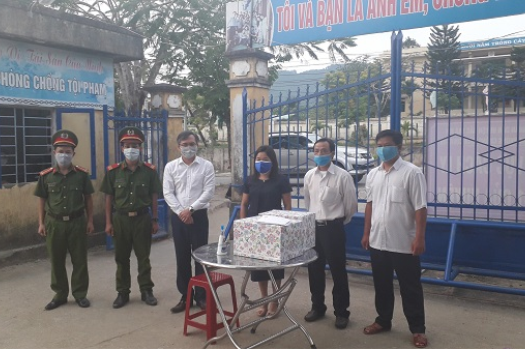 Động viên, hỗ trợ các gia đình có người bán vé số trên địa bàn huyện bị mất việc làm, giảm thu nhập, khó khăn do ảnh hưởng của dịch bệnh Covid-19