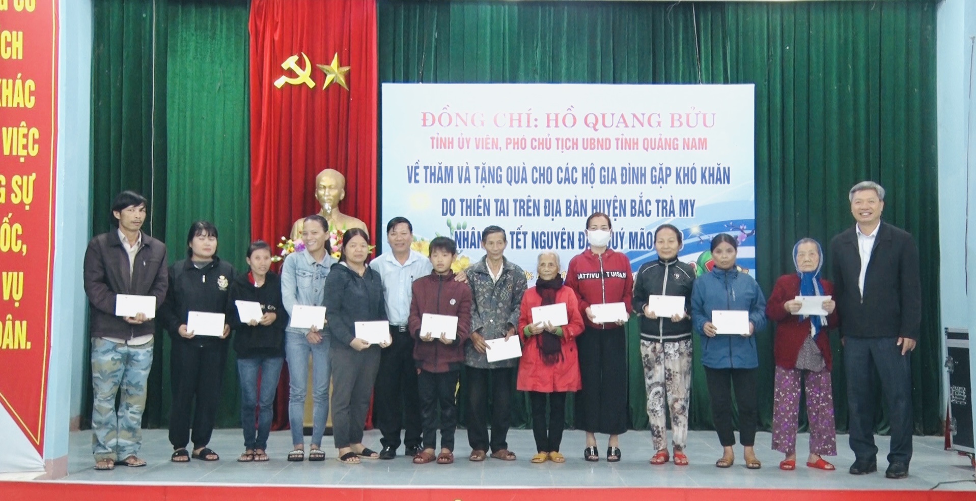 Phó Chủ tịch UBND tỉnh Hồ Quang Bửu thăm, tặng quà tết tại Bắc Trà My