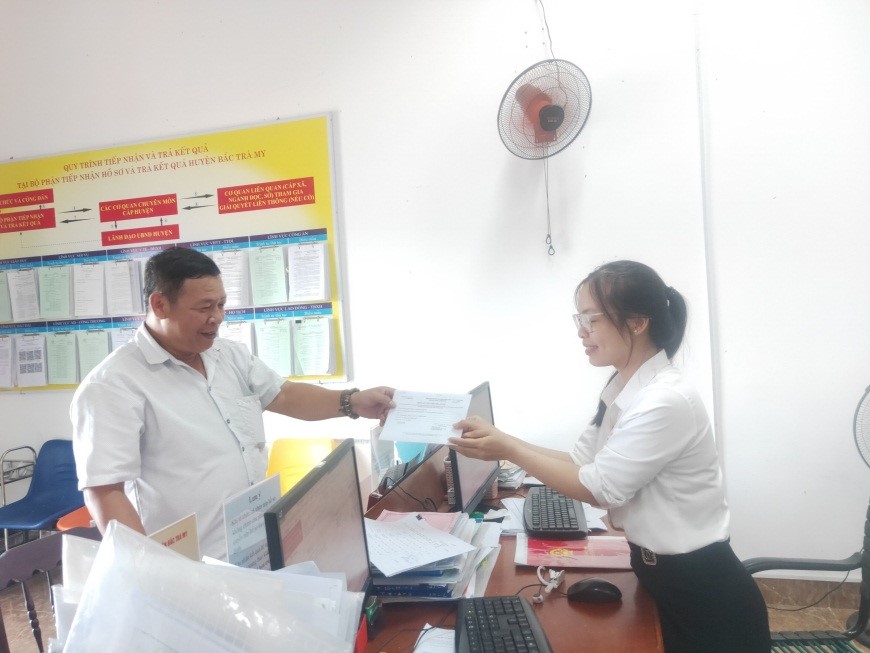 Bắc Trà My triển khai đồng bộ thực hiện việc thu phí và lệ phí các thủ tục hành chính (TTHC) bằng biên lai điện tử tại Bộ phận Một cửa các cấp