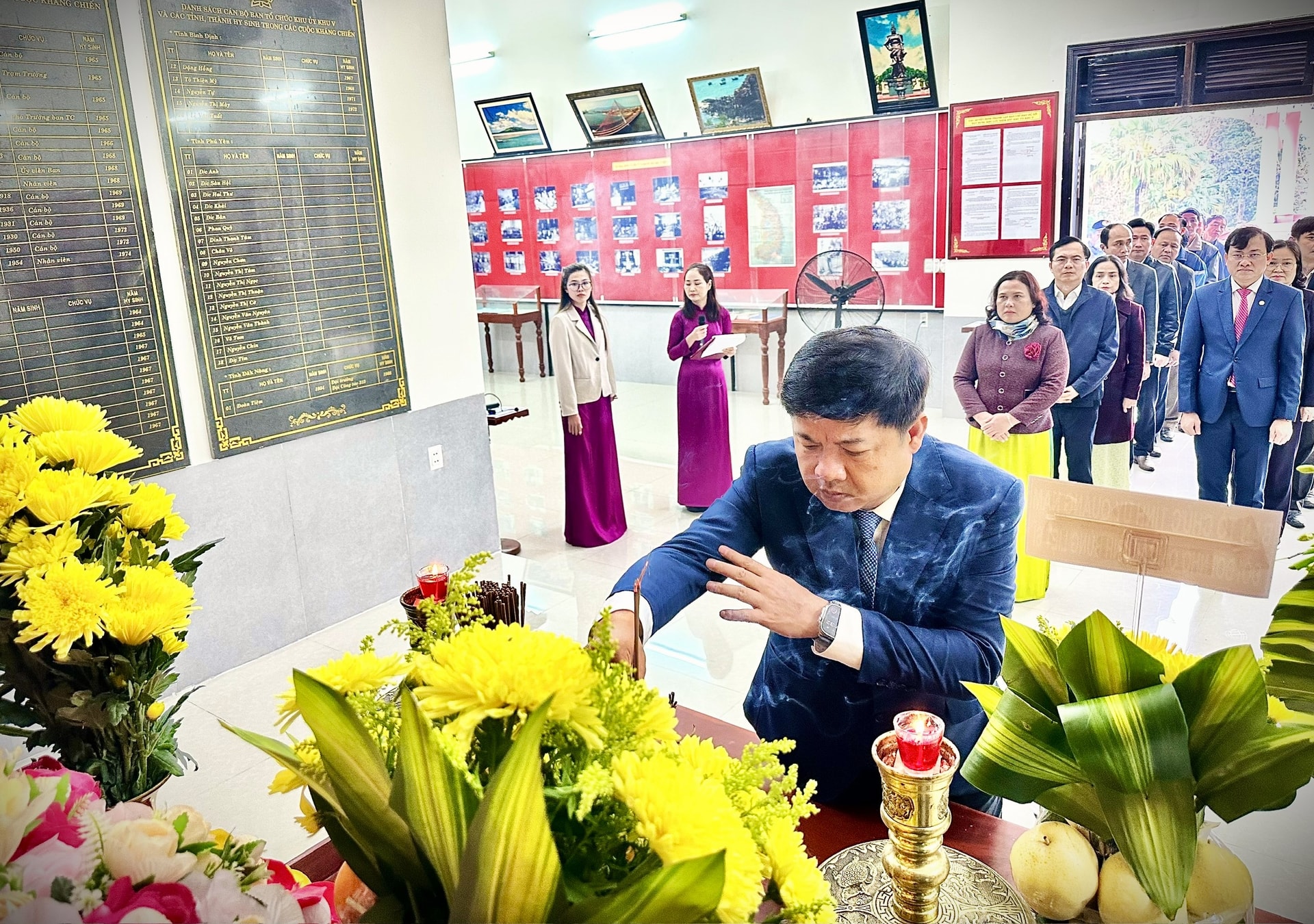 Bí thư Tỉnh ủy Lương Nguyễn Minh Triết dâng hoa, viếng hương tại Khu lưu niệm Ban Tổ chức Khu ủy Khu 5