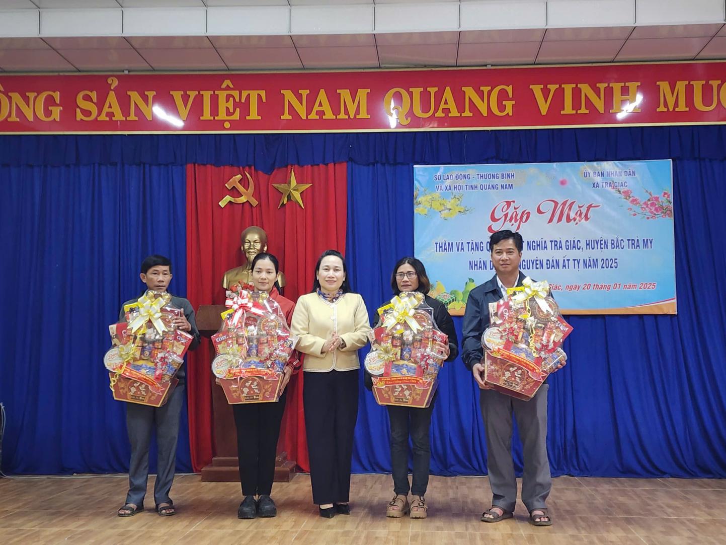 Sở LĐ-TB&XH đến thăm và tặng quà Tết tại xã kết nghĩa Trà Giác
